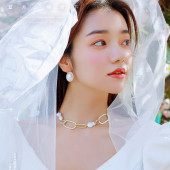 蓝月谷-蓝月樱花下