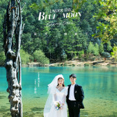 蓝月谷-蓝月樱花下