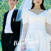 蓝月谷-蓝月樱花下