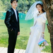 蓝月谷-蓝月樱花下