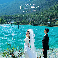 蓝月谷-蓝月樱花下