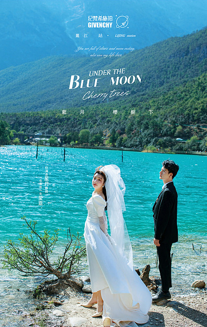 蓝月谷-蓝月樱花下