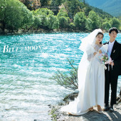 蓝月谷-蓝月樱花下