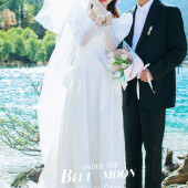 蓝月谷-蓝月樱花下