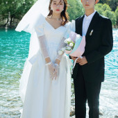 蓝月谷-蓝月樱花下