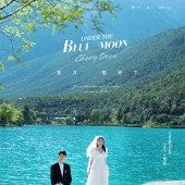 蓝月谷-蓝月樱花下