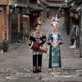 束河古镇-苗家少女