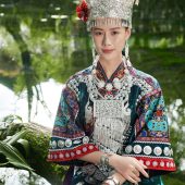 束河古镇-苗家少女