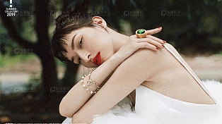 新人面对镜头时，该如何展露出自然唯美的笑容？