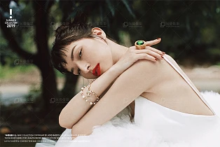 新人面对镜头时,该如何展露出自然唯美的笑容?