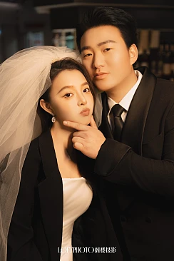 胡先生&何女士