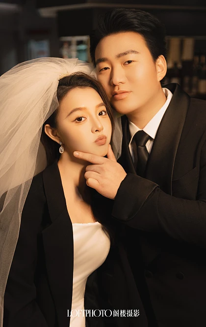 胡先生&何女士
