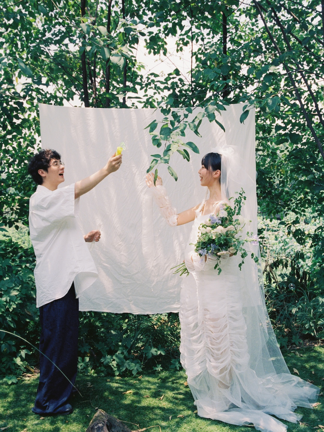 我们站在绿色里，与夏天对望