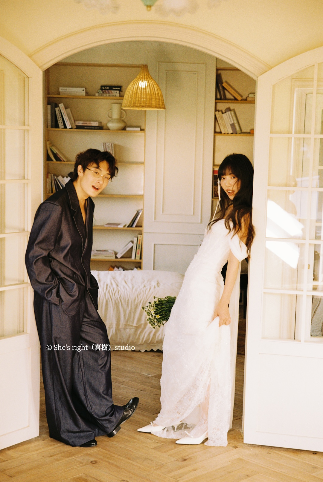 在树荫与光之间来回奔跑