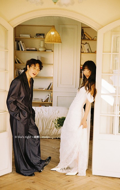 在树荫与光之间来回奔跑