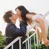 在树荫与光之间来回奔跑