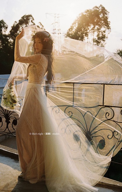 黄昏的风 不敢吹乱她半分